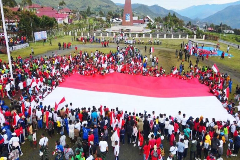 pemkab-puncak-jaya-bersama-forkompinda-dan-masyarakat-saat-m-1tdx